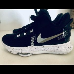 Nike Lebron Witness V.5 Basketball shoe